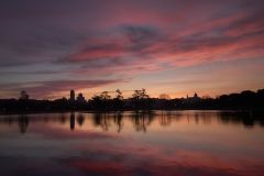 Amanecer-lago-reflejos-casa-campo