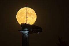 Salida-luna-llena-Faro-Moncloa-Madrid