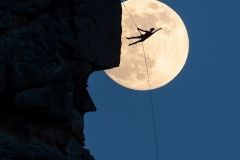 Fullmoon Planeta Pedriza danza escaladores luna llena siluetas