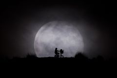 Fullmoon Silueta ET luna llena