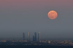 fullmoon Luna llena Torres Madrid CTBA
