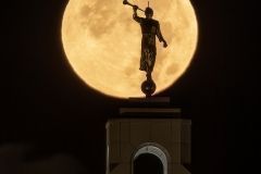 fullmoon Luna llena Angel de Moroni silueta