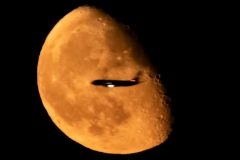 silueta luna avion