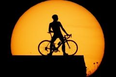 silueta sol ciclista