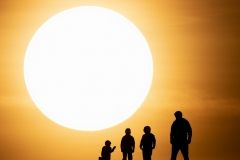 silueta sol familia ni&ntilde;os