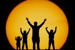 silueta sol familia ni&ntilde;os