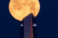 fullmoon Luna llena Torre Cristal KPMG