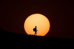 silueta sol monta&ntilde;ero