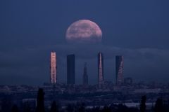 Superluna fullmoon Luna llena Torres Madrid CTBA